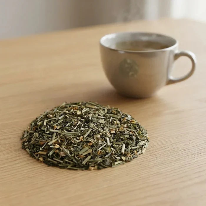 Récup'Vital - Feuilles de thé et tasse fumante sur table en bois